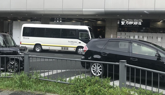 バス停に停車しているウェスティン都ホテル京都のシャトルバス